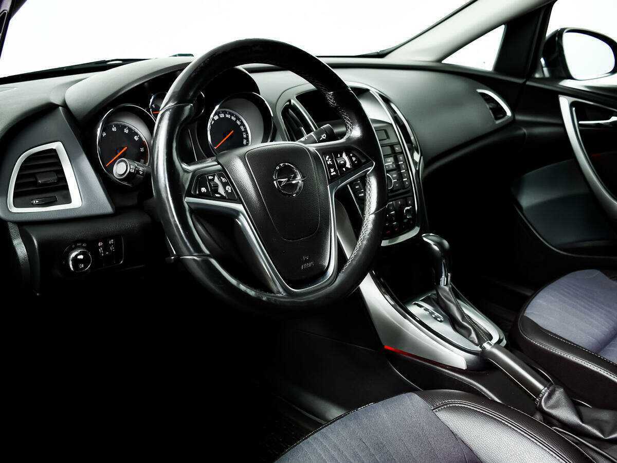 Opel Astra с пробегом — 2013 год. Фото: #12