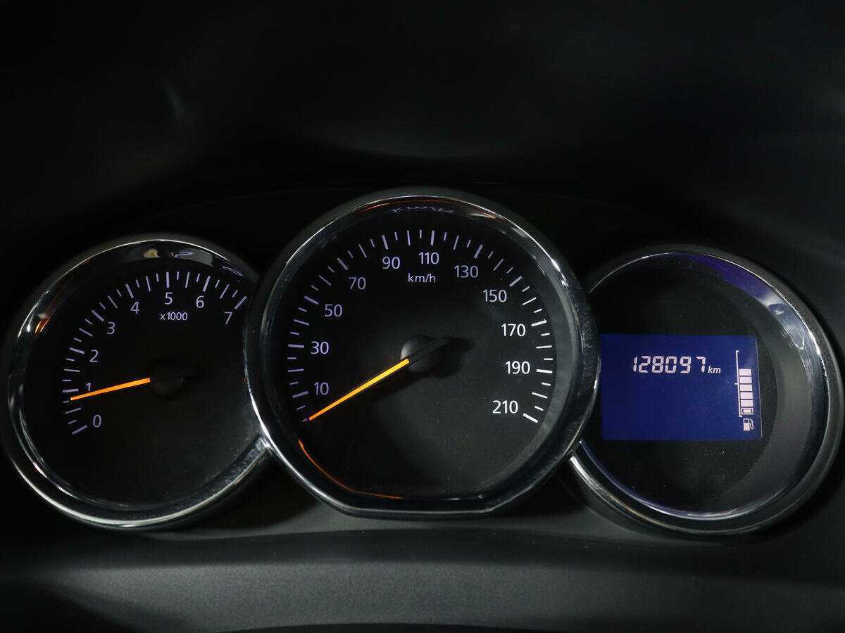 Renault Sandero с пробегом — 2015 год. Фото: #10