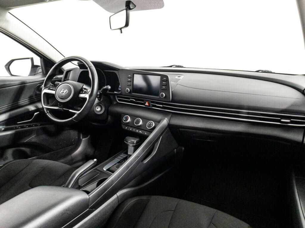 Hyundai Elantra с пробегом — 2021 год. Фото: #8