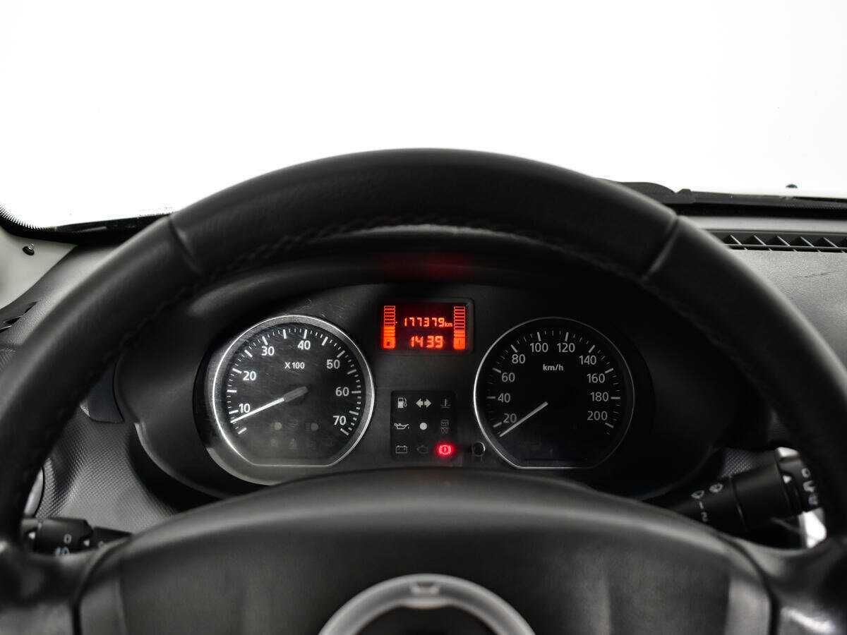 Renault Sandero с пробегом — 2012 год. Фото: #10