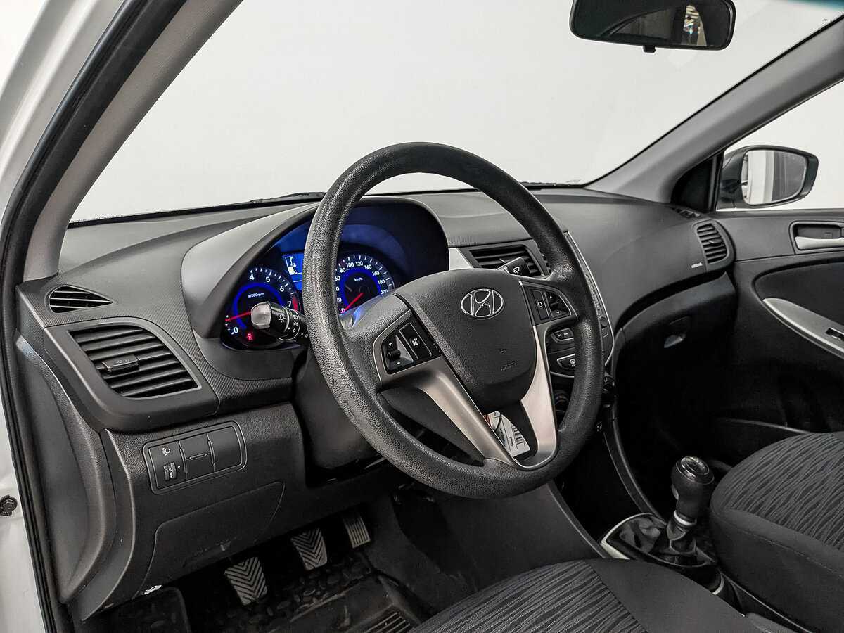 Hyundai Solaris с пробегом — 2015 год. Фото: #12