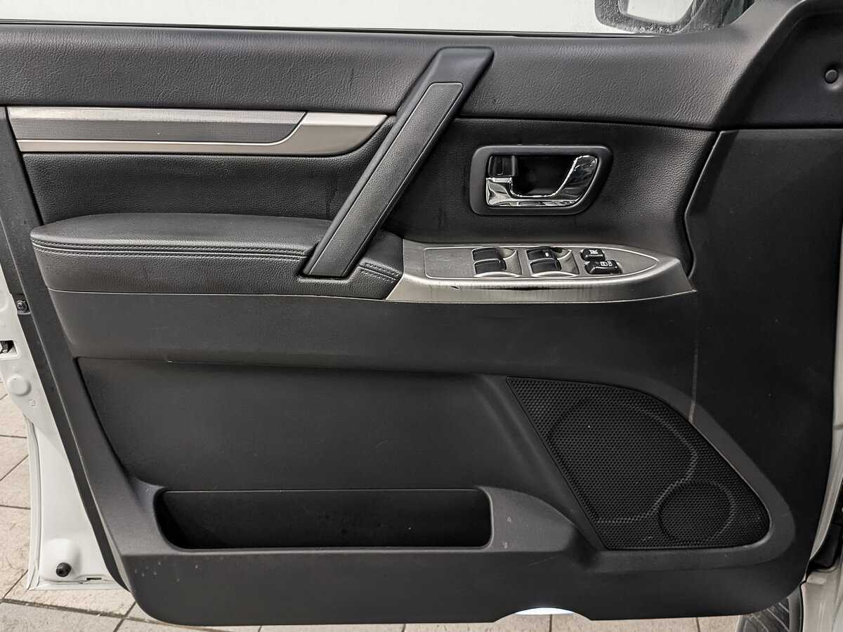 Mitsubishi Pajero с пробегом — 2015 год. Фото: #18