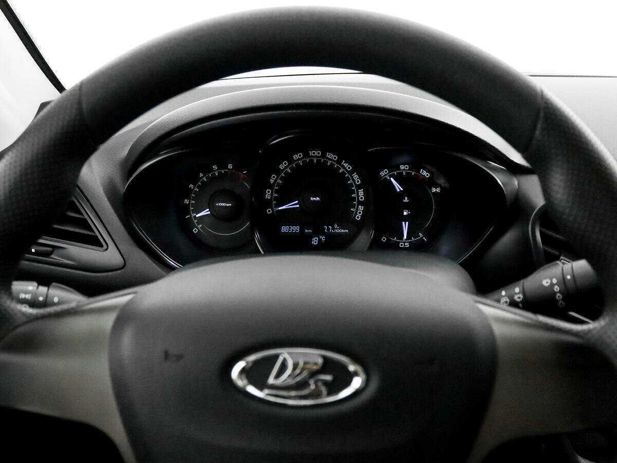 Lada (ВАЗ) Vesta с пробегом — 2016 год. Фото: #14