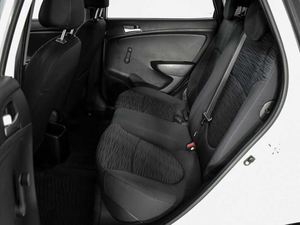 Hyundai Solaris с пробегом — 2014 год. Фото: #9