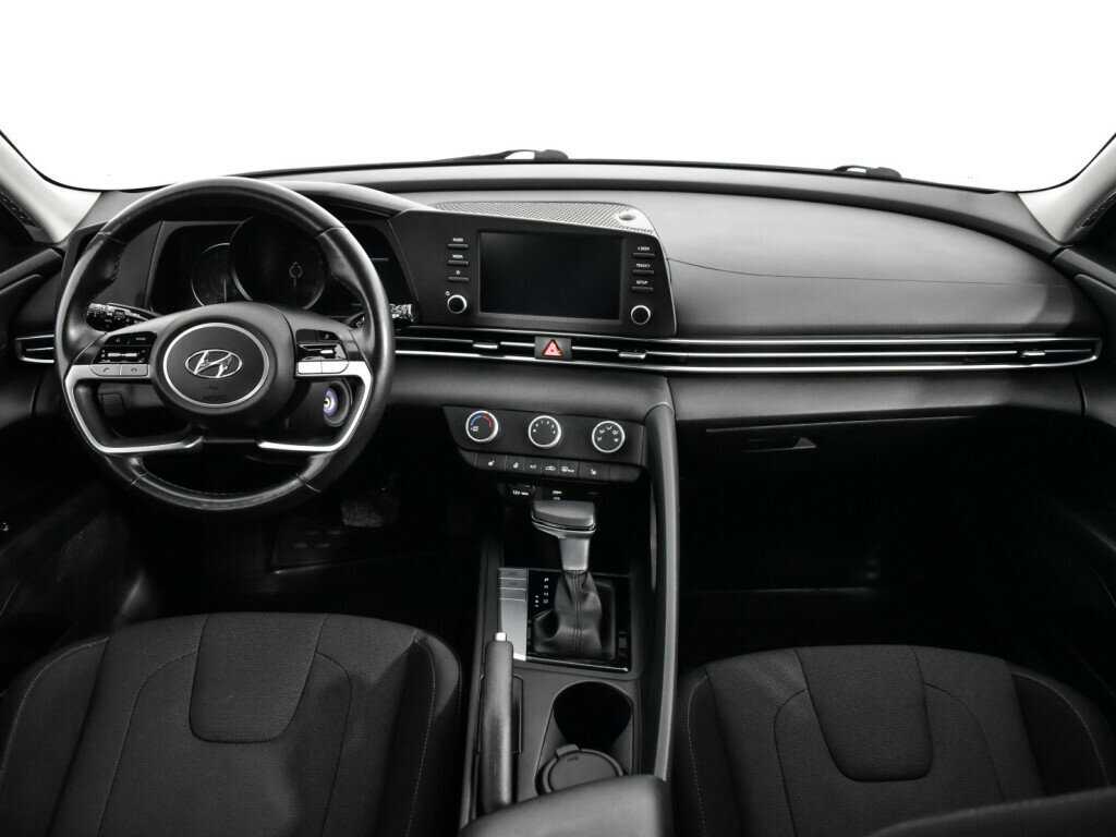 Hyundai Elantra с пробегом — 2021 год. Фото: #11