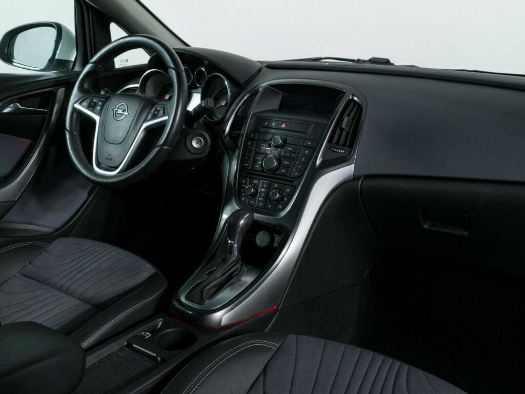 Opel Astra с пробегом — 2013 год. Фото: #7