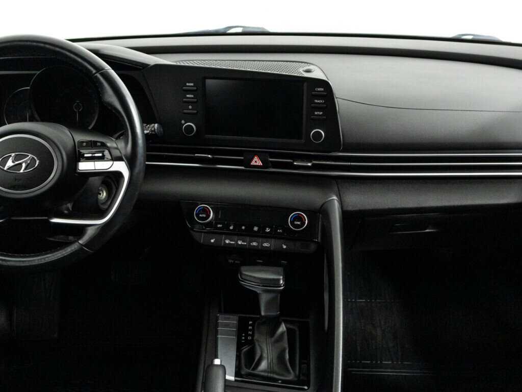 Hyundai Elantra с пробегом — 2021 год. Фото: #13