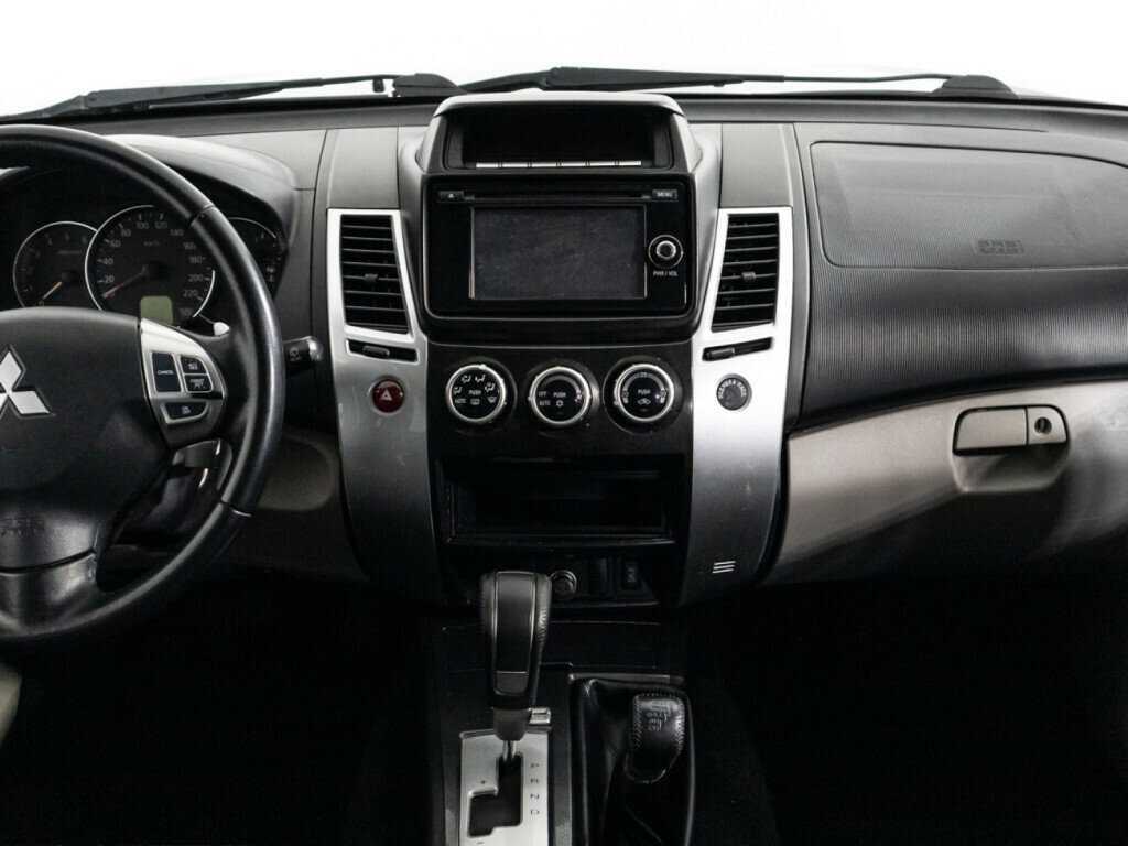 Mitsubishi Pajero Sport с пробегом — 2014 год. Фото: #13