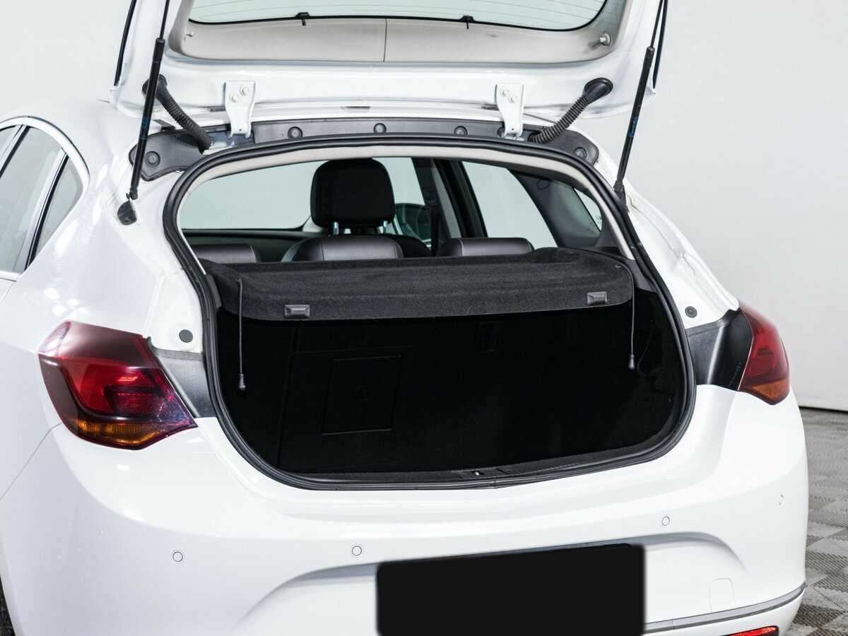 Opel Astra с пробегом — 2012 год. Фото: #6