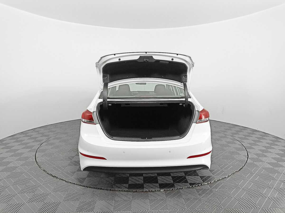 Hyundai Elantra с пробегом — 2017 год. Фото: #9