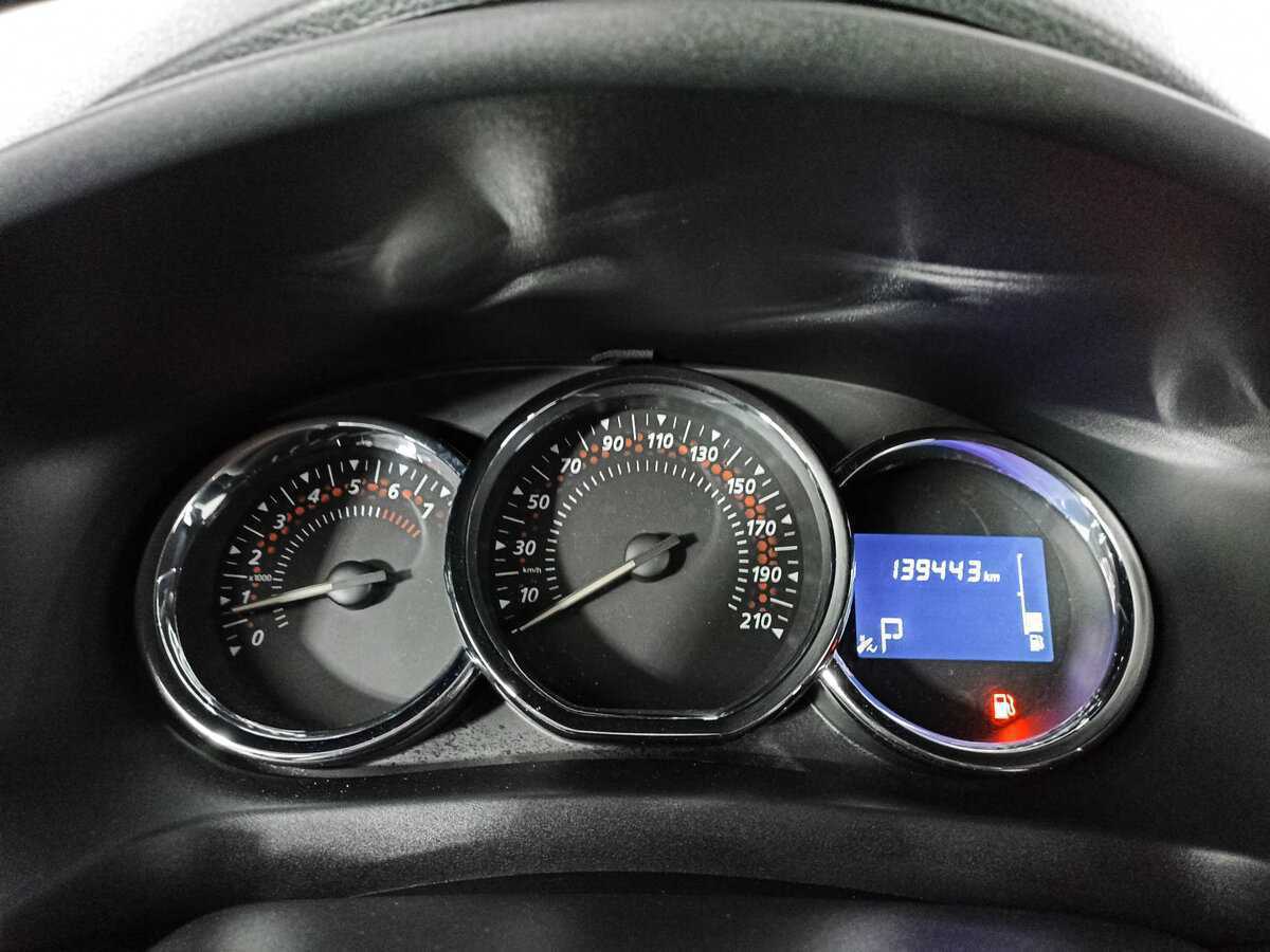 Renault Sandero с пробегом — 2016 год. Фото: #9