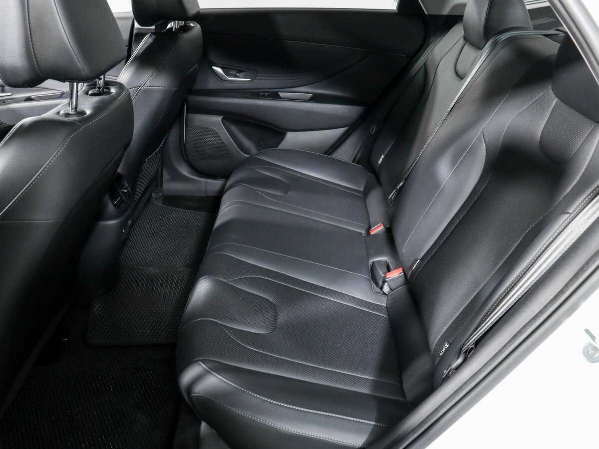 Hyundai Elantra с пробегом — 2023 год. Фото: #9