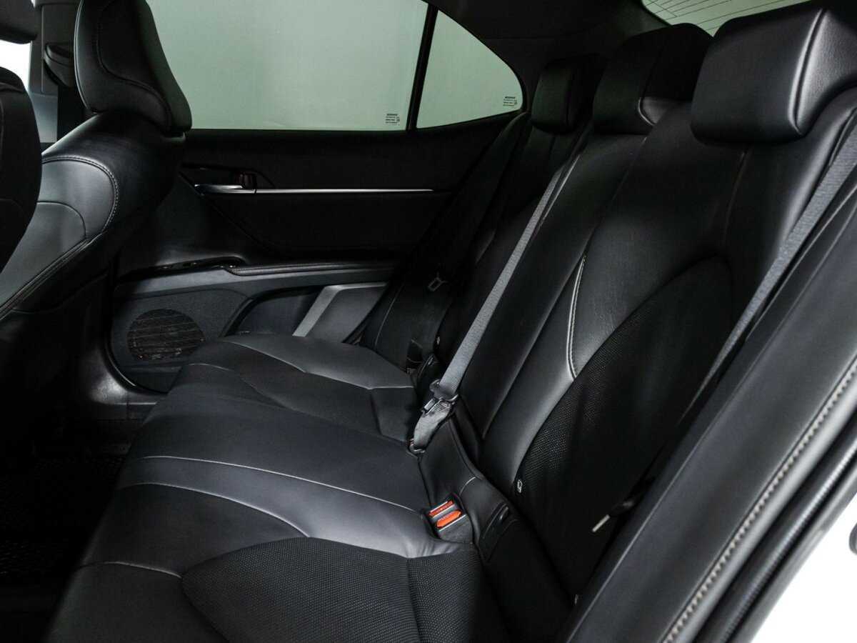 Toyota Camry с пробегом — 2018 год. Фото: #9