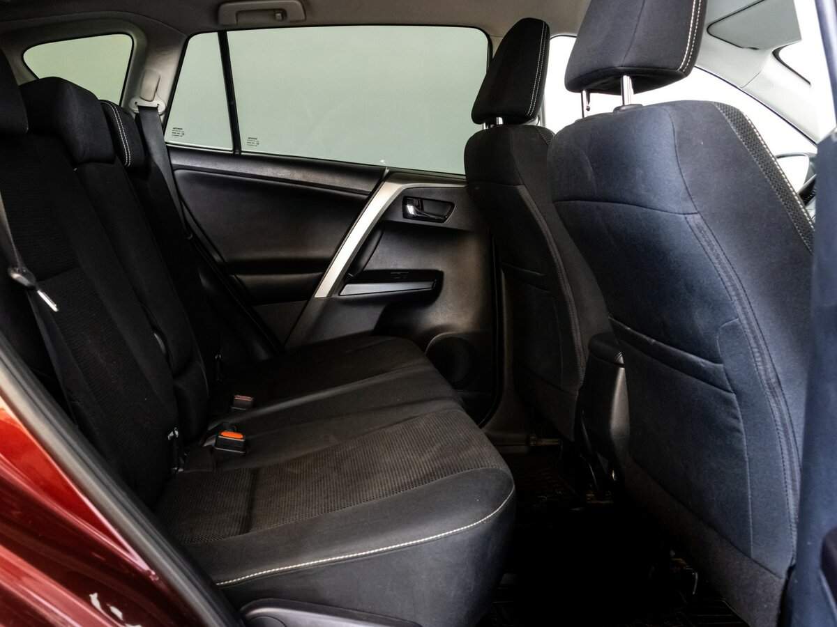 Toyota RAV4 с пробегом — 2017 год. Фото: #12