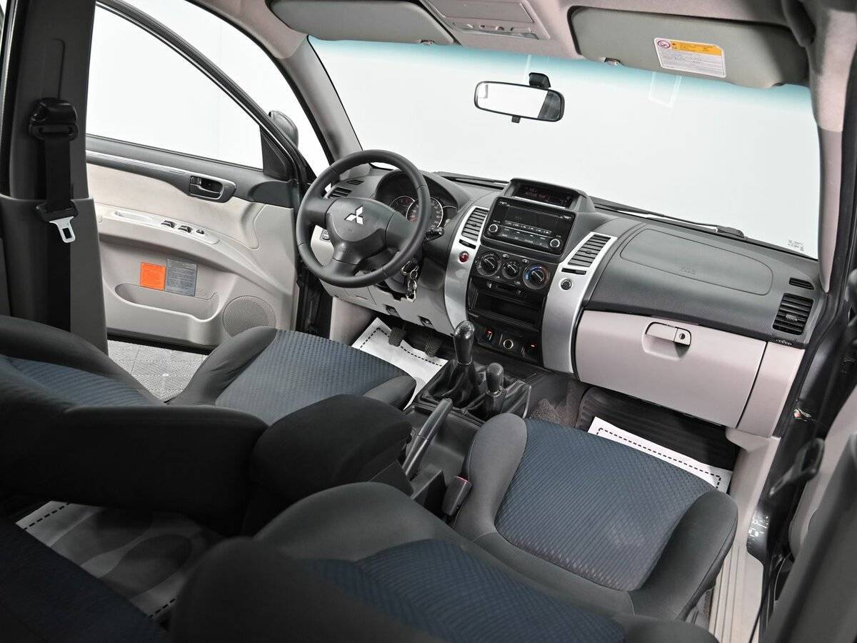 Mitsubishi Pajero Sport с пробегом — 2014 год. Фото: #12