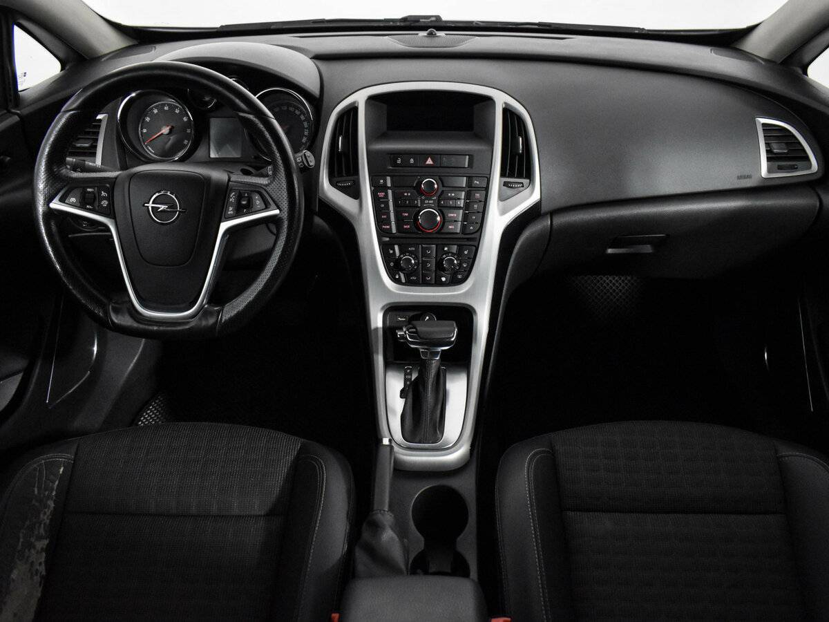 Opel Astra с пробегом — 2012 год. Фото: #12