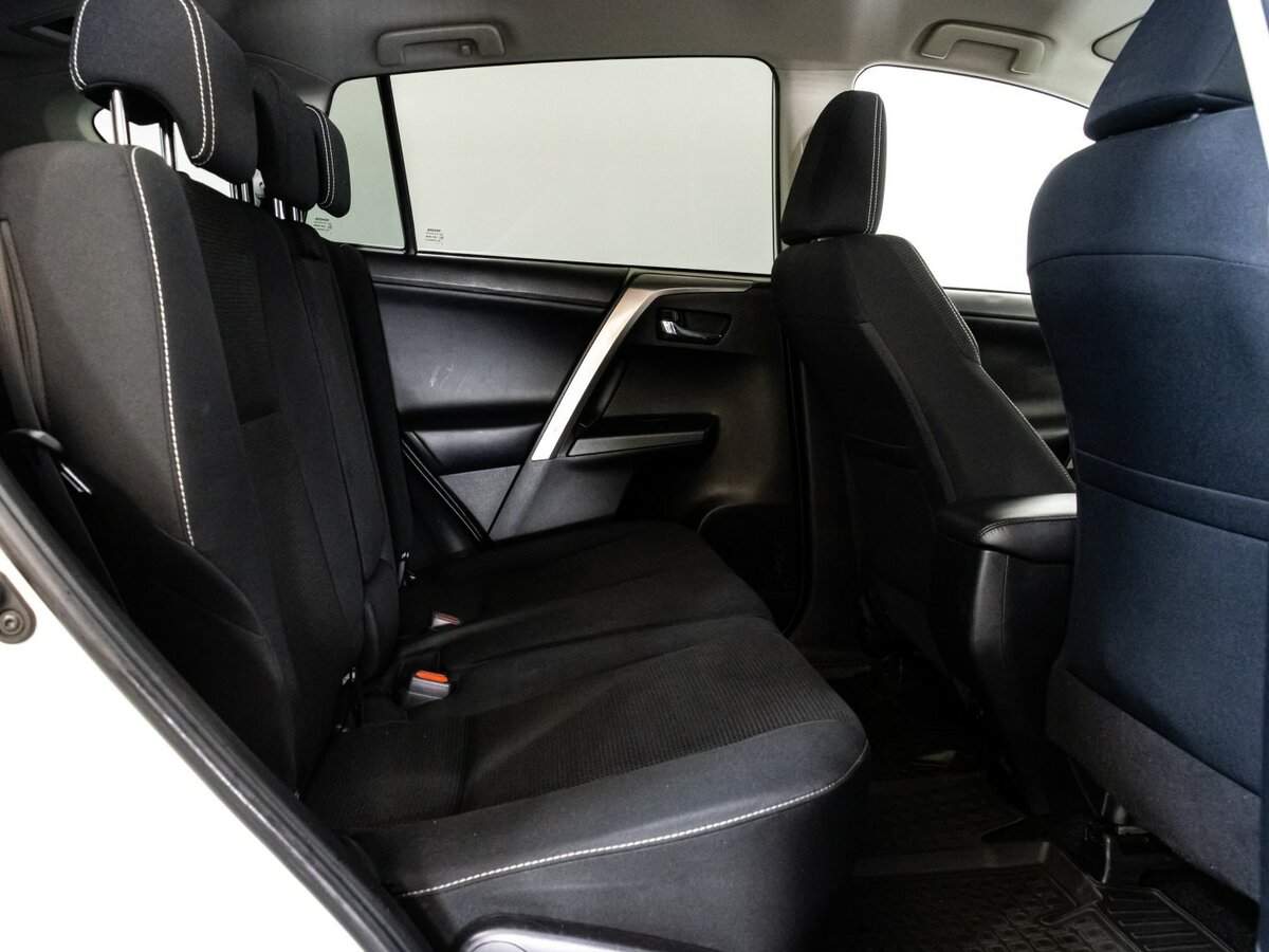 Toyota RAV4 с пробегом — 2018 год. Фото: #16