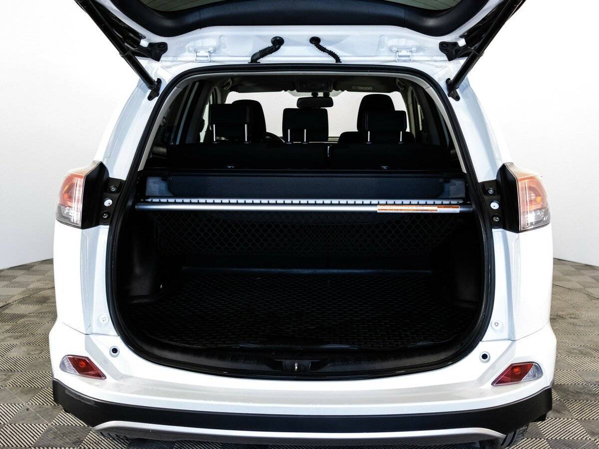 Toyota RAV4 с пробегом — 2018 год. Фото: #18