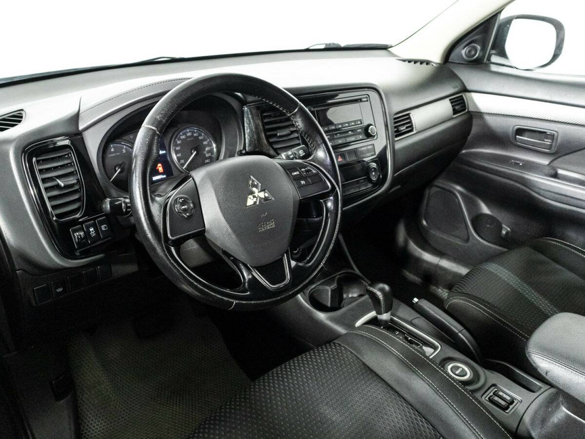 Mitsubishi Outlander с пробегом — 2016 год. Фото: #10
