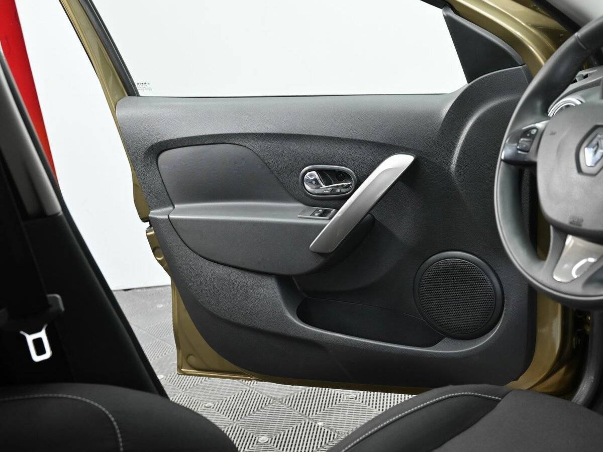 Renault Sandero с пробегом — 2016 год. Фото: #6