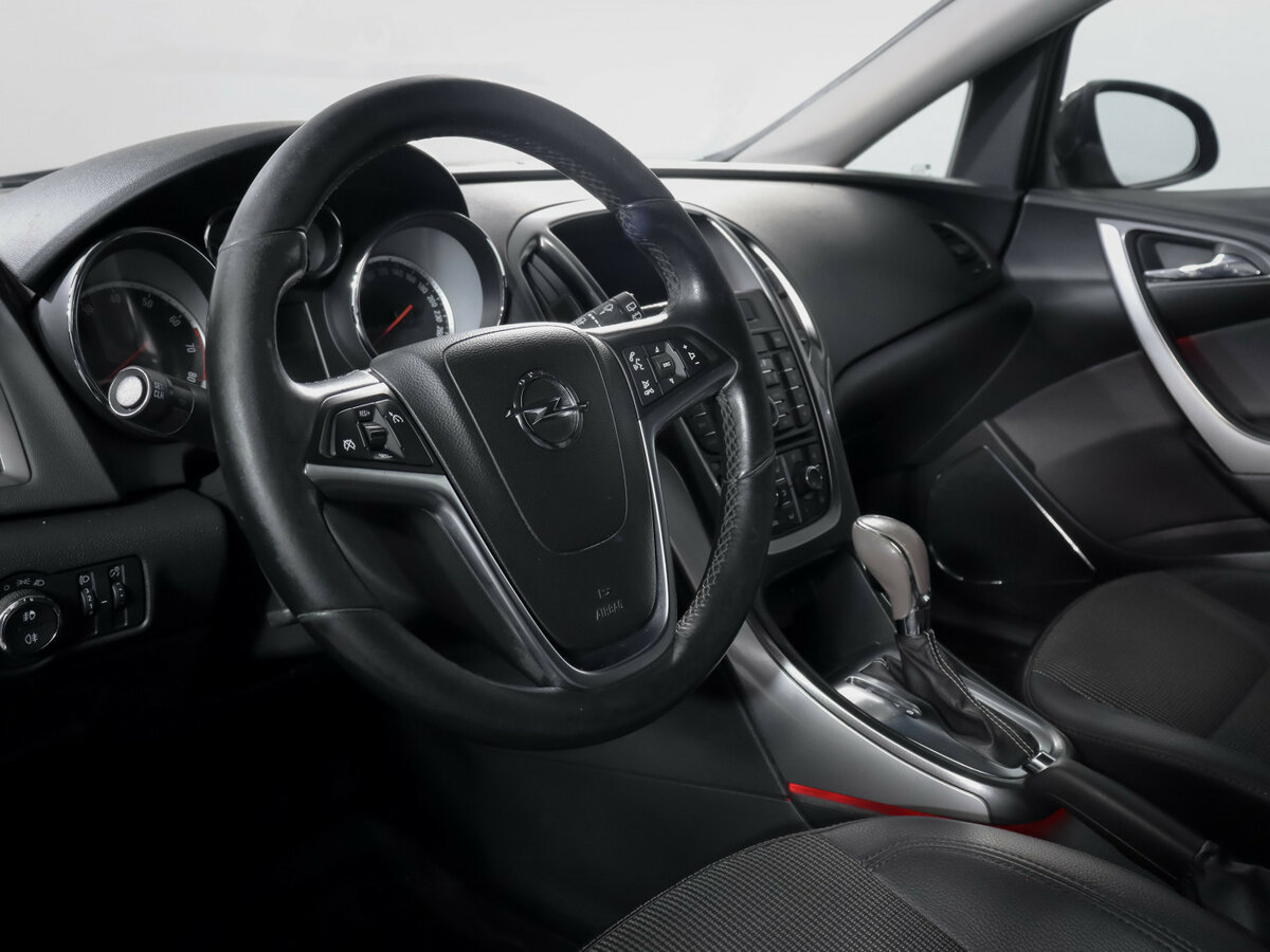 Opel Astra с пробегом — 2012 год. Фото: #10