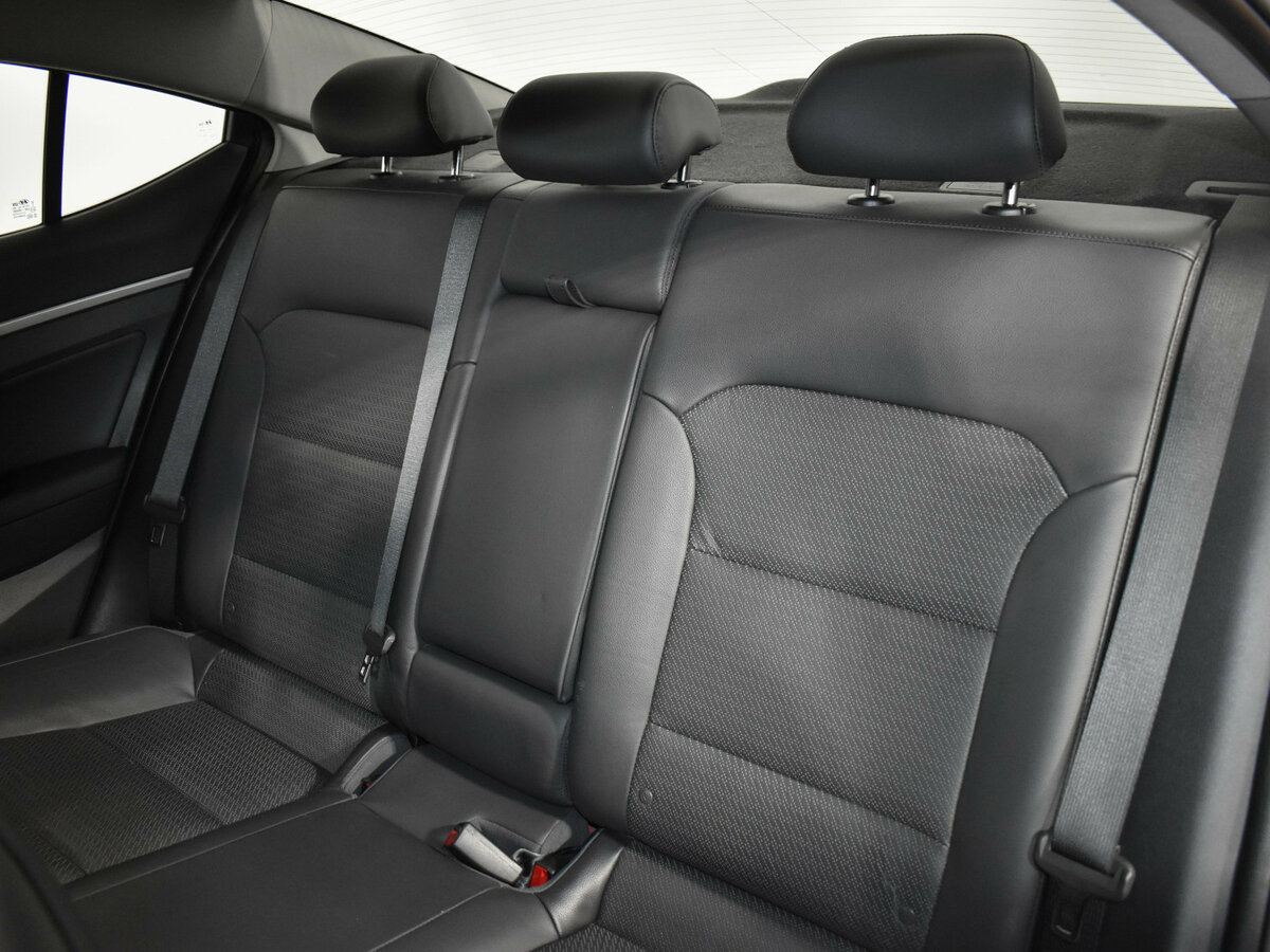 Hyundai Elantra с пробегом — 2019 год. Фото: #11