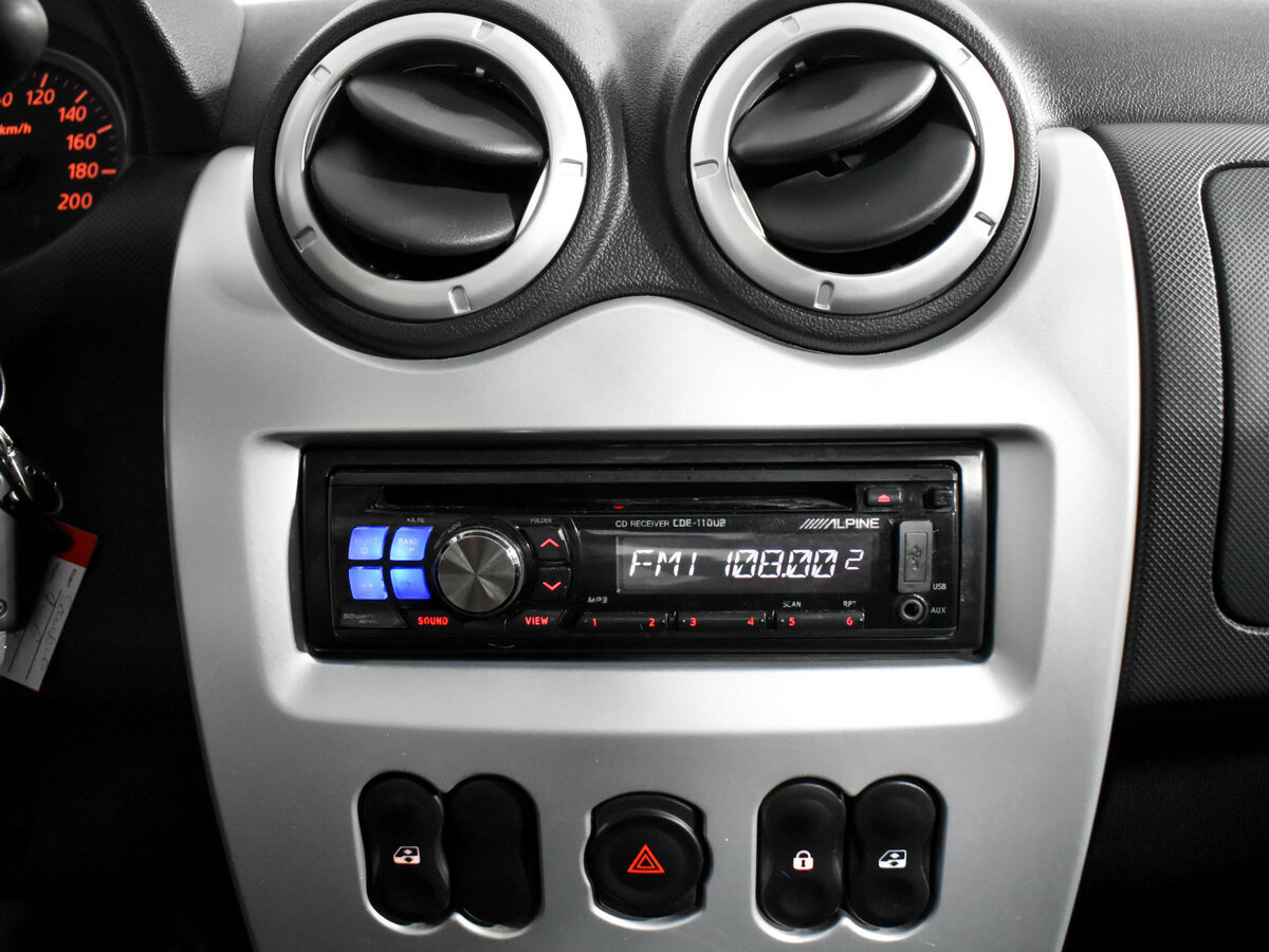 Renault Sandero с пробегом — 2012 год. Фото: #16