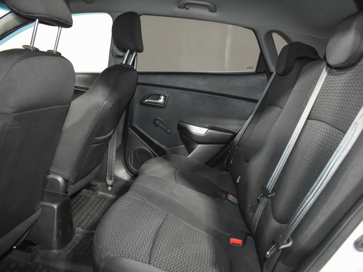 Kia Rio с пробегом — 2016 год. Фото: #10