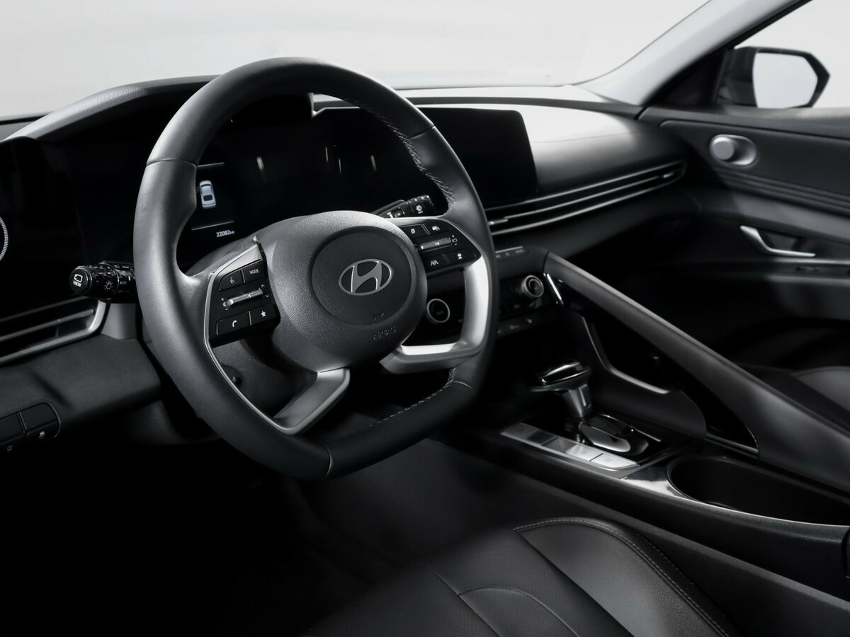 Hyundai Elantra с пробегом — 2023 год. Фото: #10