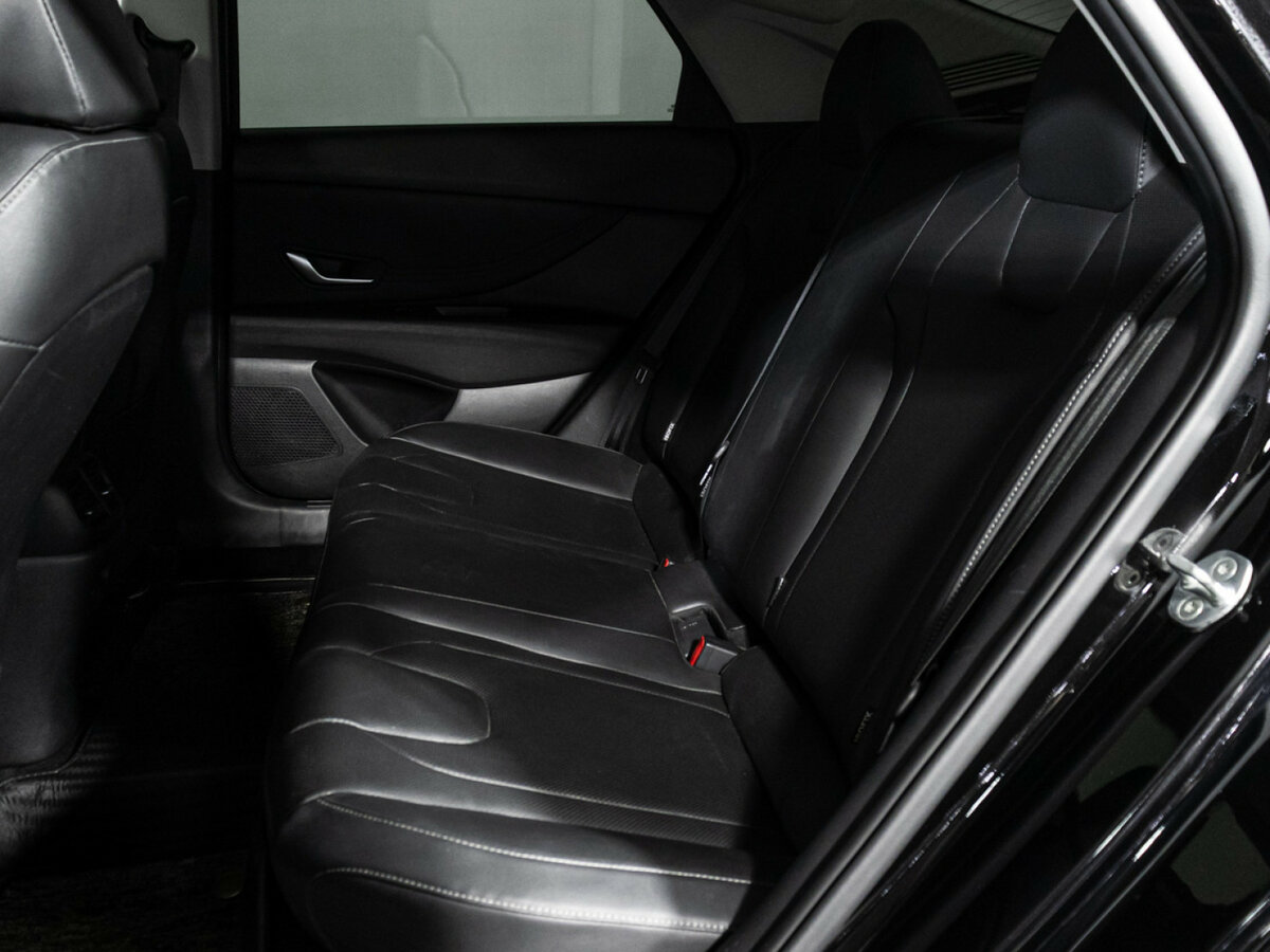 Hyundai Elantra с пробегом — 2023 год. Фото: #9