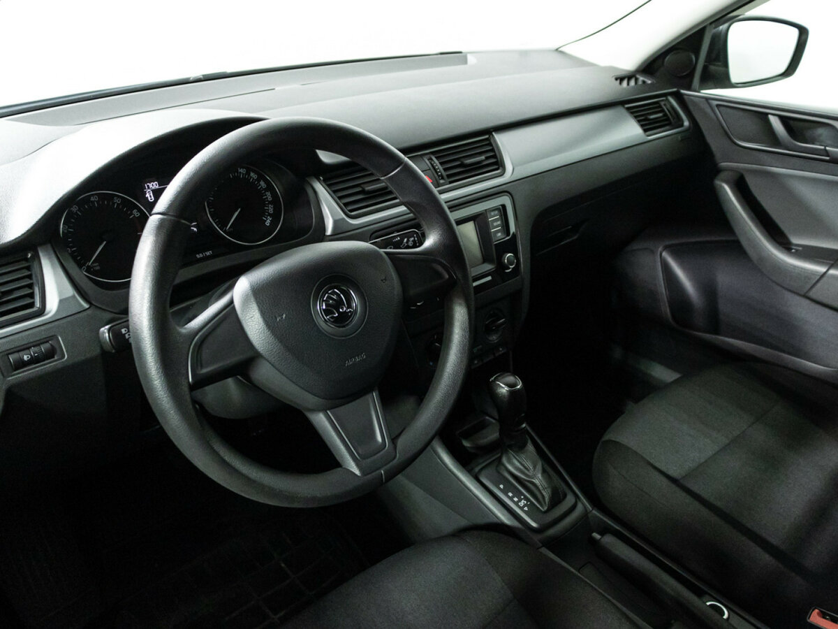 Skoda Rapid с пробегом — 2015 год. Фото: #10