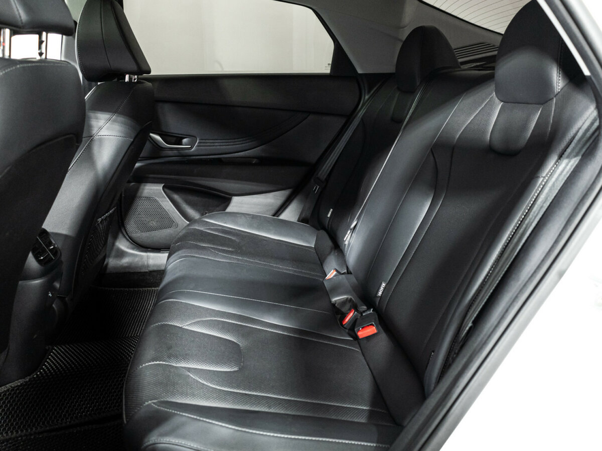 Hyundai Elantra с пробегом — 2023 год. Фото: #9