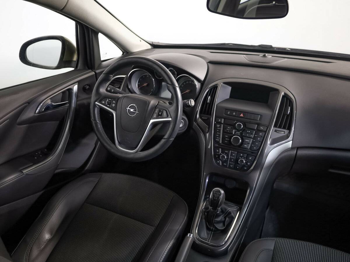 Opel Astra с пробегом — 2012 год. Фото: #6