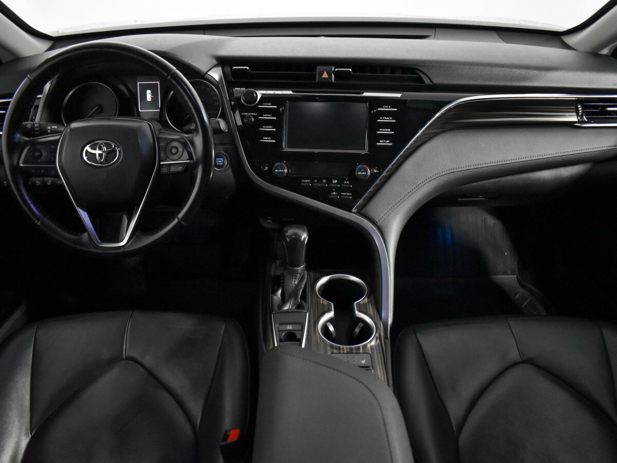 Toyota Camry с пробегом — 2018 год. Фото: #13