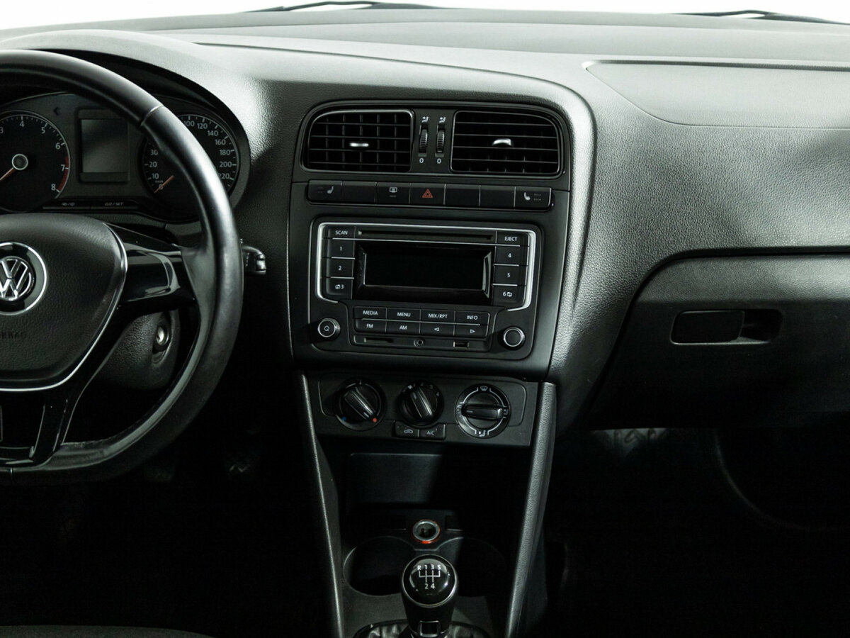 Volkswagen Polo с пробегом — 2015 год. Фото: #13