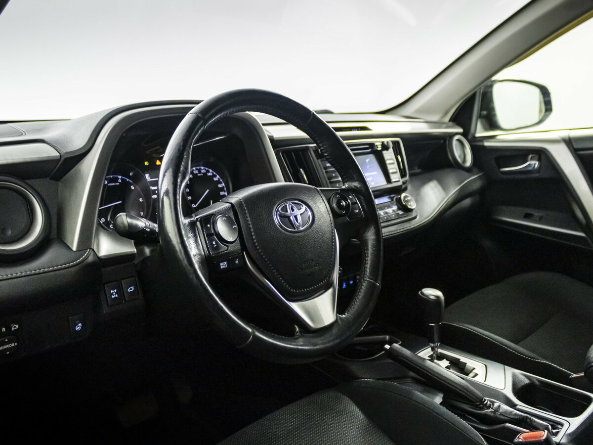 Toyota RAV4 с пробегом — 2015 год. Фото: #9