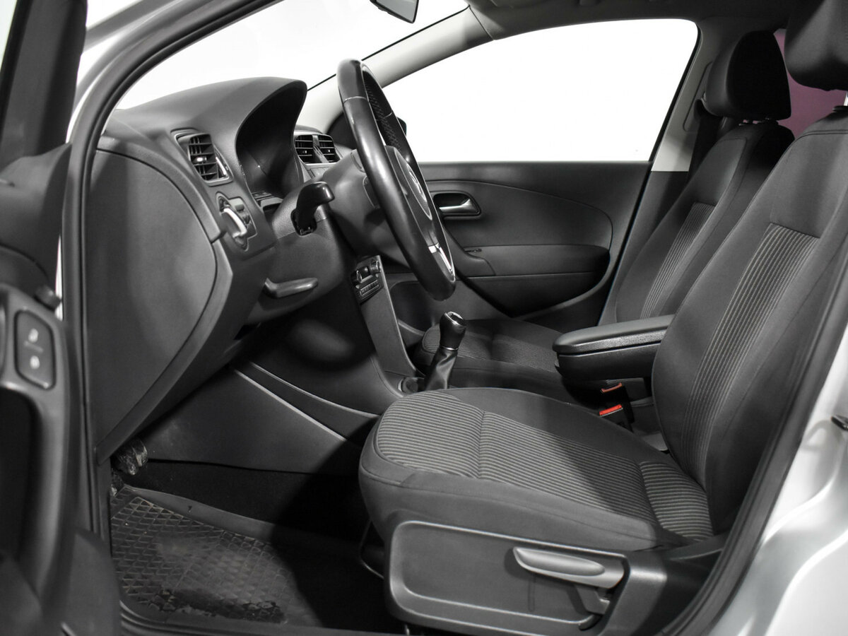 Volkswagen Polo с пробегом — 2015 год. Фото: #9